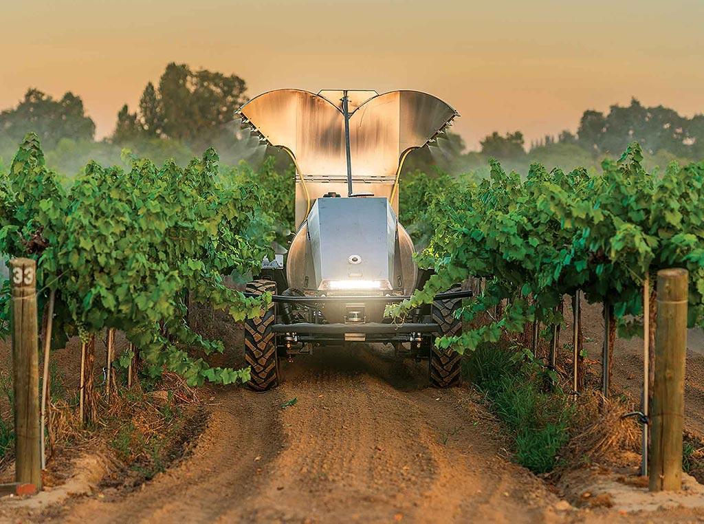 Pulverizador autónomo GUSS trabajando entre hileras de cultivo. La plataforma combina GPS, sensores LiDAR y software de navegación para desplazarse sin conductor incluso en ambientes donde la cobertura vegetal dificulta la recepción satelital. Imagen: John Deere/GUSS Automation.