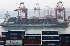 carga atraca en el puerto de Keelung