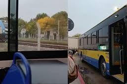 ómnibus tren al cruzar con barrera baja